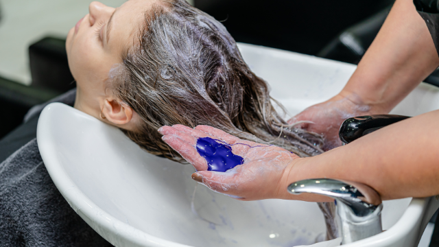 La revolución del champú violeta: cómo combate el tono amarillento en cabellos rubios y grises