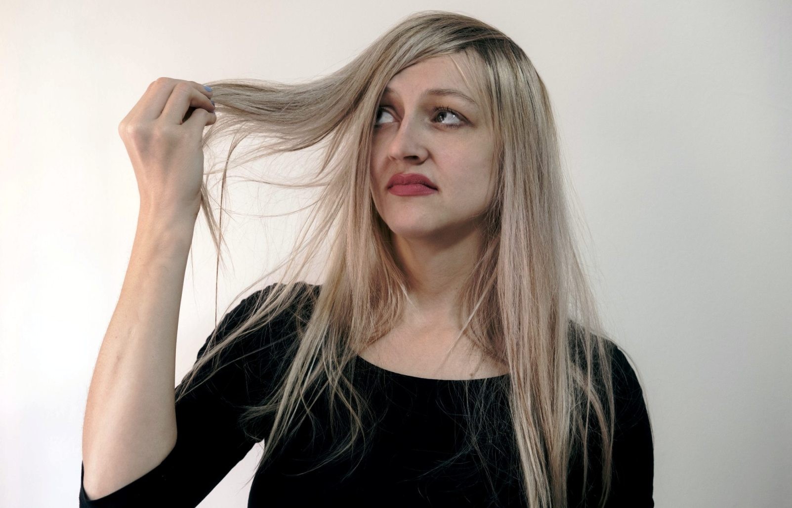 Los 7 errores más comunes del cuidado del cabello al lavarlo y peinarlo (y cómo evitarlos)
